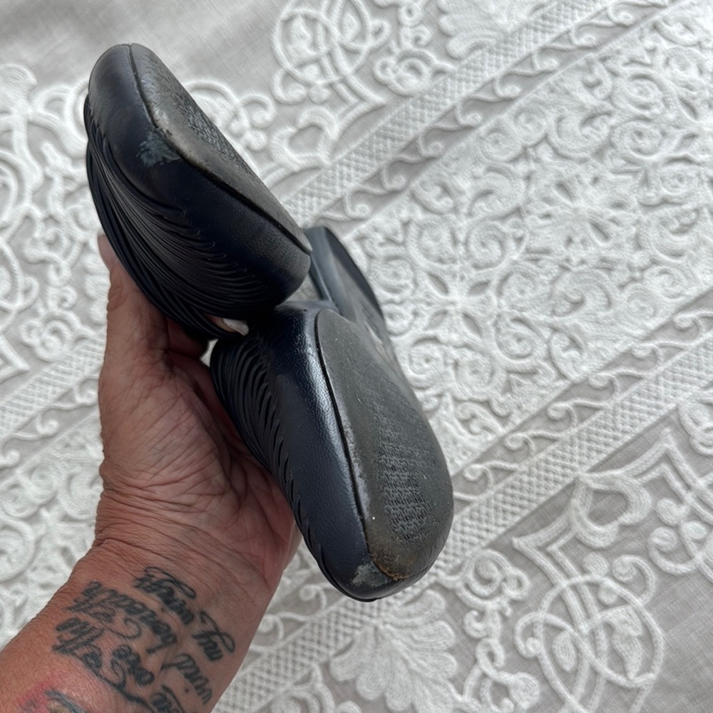 Tory Burch Black Mules with Ribbed Texture - Picture 6 of 6